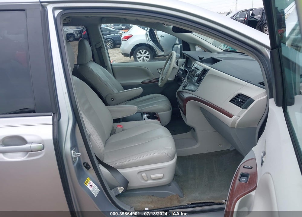 2014 TOYOTA SIENNA XLE V6 8 PASSENGER VIN: 5TDYK3DC2ES413318