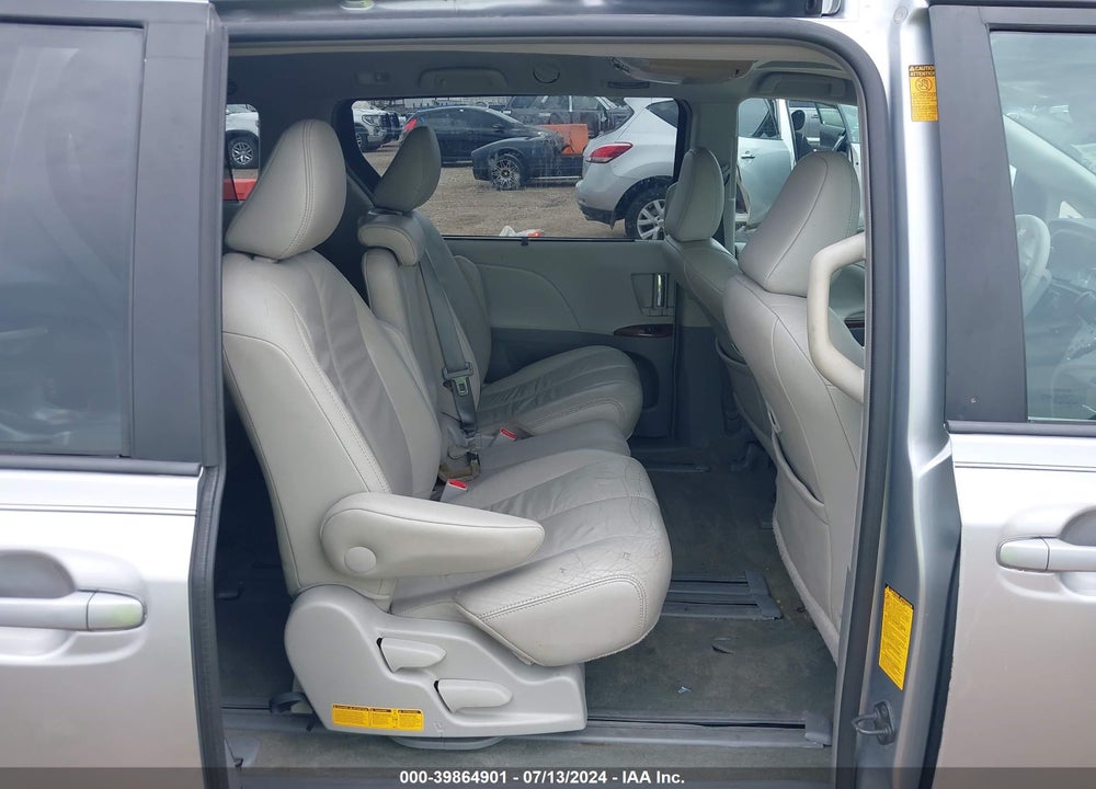 2014 TOYOTA SIENNA XLE V6 8 PASSENGER VIN: 5TDYK3DC2ES413318