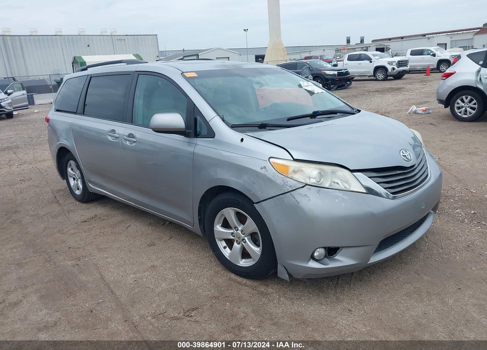2014 TOYOTA SIENNA XLE V6 8 PASSENGER VIN: 5TDYK3DC2ES413318