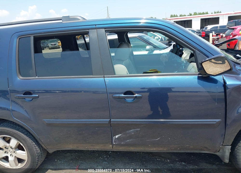 2011 HONDA PILOT EX-L VIN: 5FNYF3H50BB041896