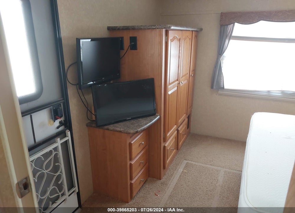 2010 FOREST RIVER ROCKWOO 8315BSS VIN: 4X4TRLG2XA1832608