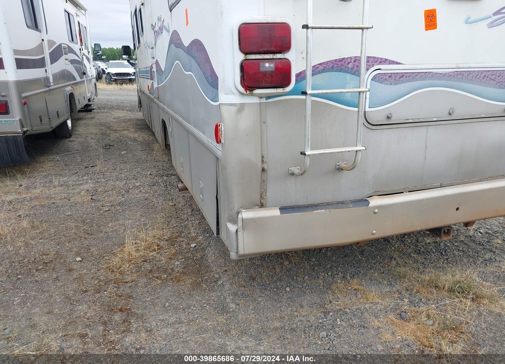1998 CHEVROLET P30 VIN: 1GBLP37J6V3318191