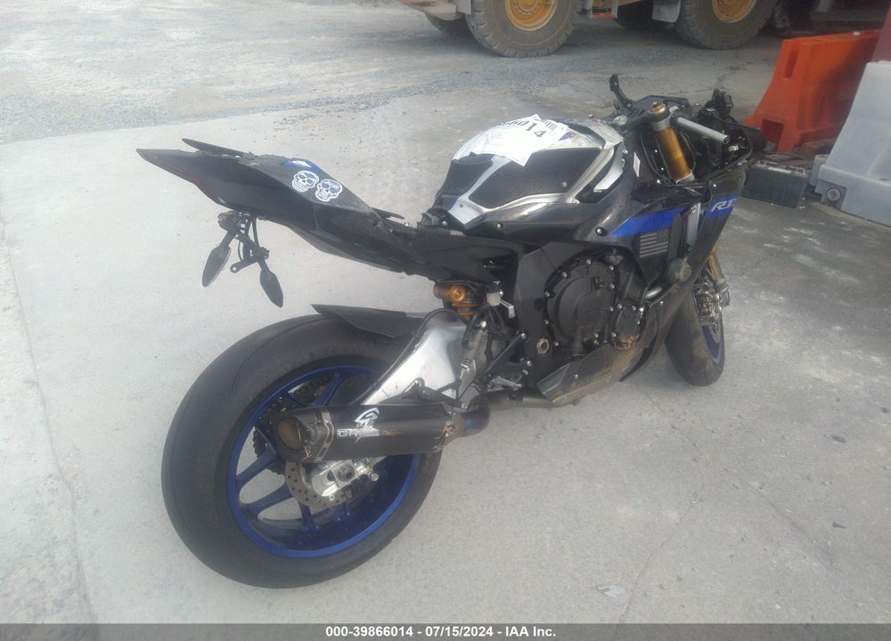 2023 YAMAHA YZFR1M VIN: JYARN67E5PA000606