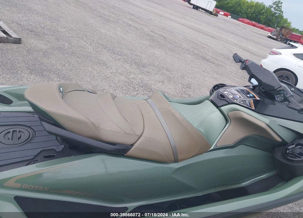 2022 SEADOO GTX-300 LIMITED VIN: YDV66552C222