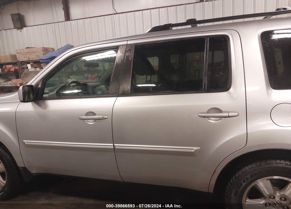 2010 HONDA PILOT EX VIN: 5FNYF4H46AB017128