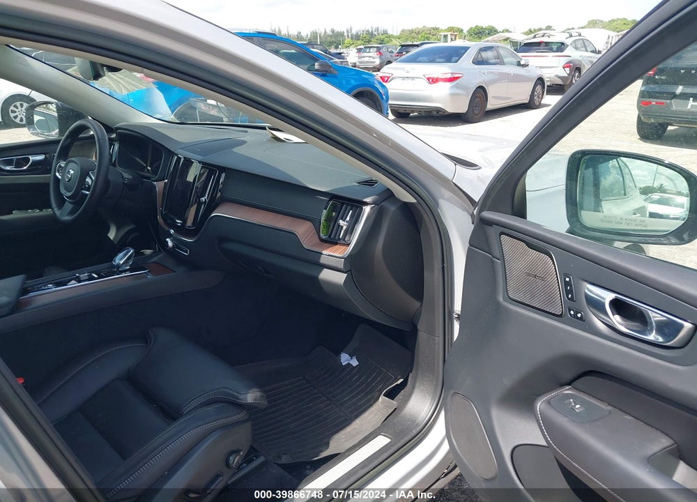 2023 VOLVO XC60 B5 ULTIMATE DARK THEME VIN: YV4L12RX8P1341234