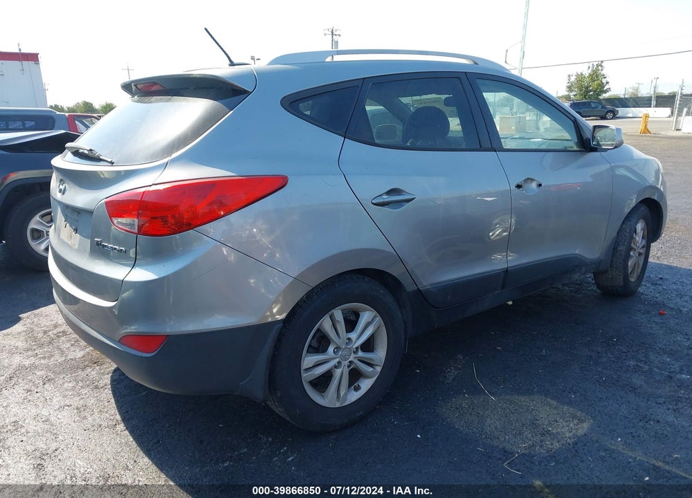 2011 HYUNDAI TUCSON VIN: KM8JU3AC8BU197395