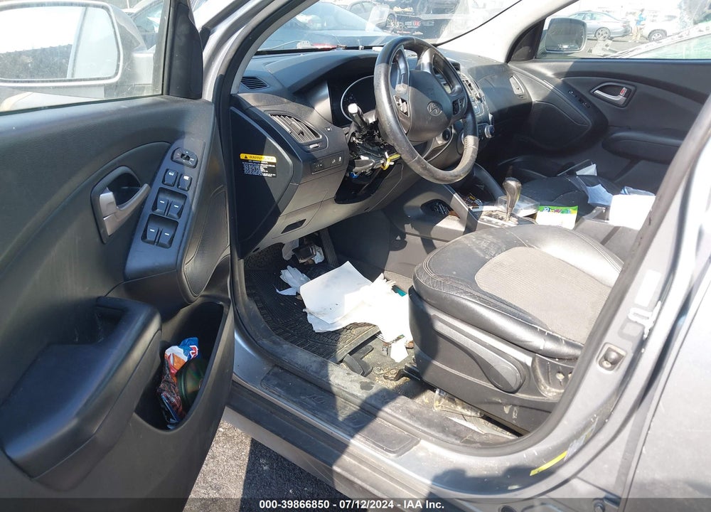 2011 HYUNDAI TUCSON VIN: KM8JU3AC8BU197395