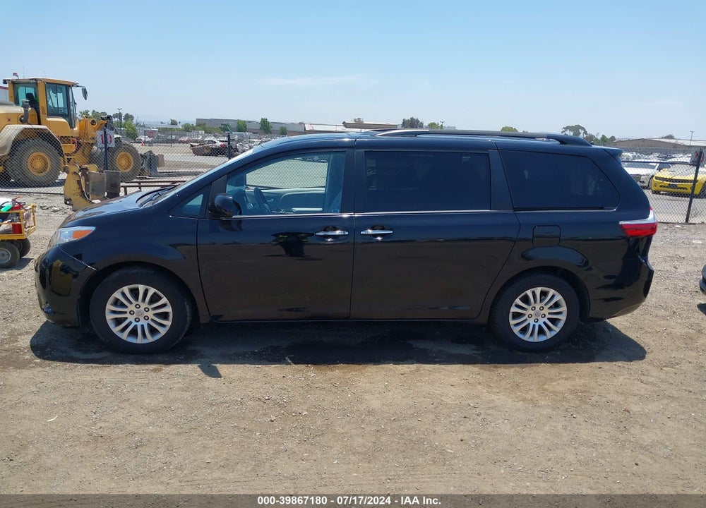 2017 TOYOTA SIENNA XLE 8 PASSENGER VIN: 5TDYZ3DC4HS835462