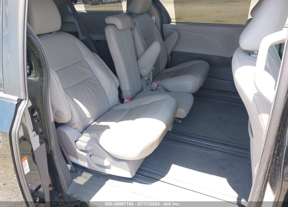 2017 TOYOTA SIENNA XLE 8 PASSENGER VIN: 5TDYZ3DC4HS835462