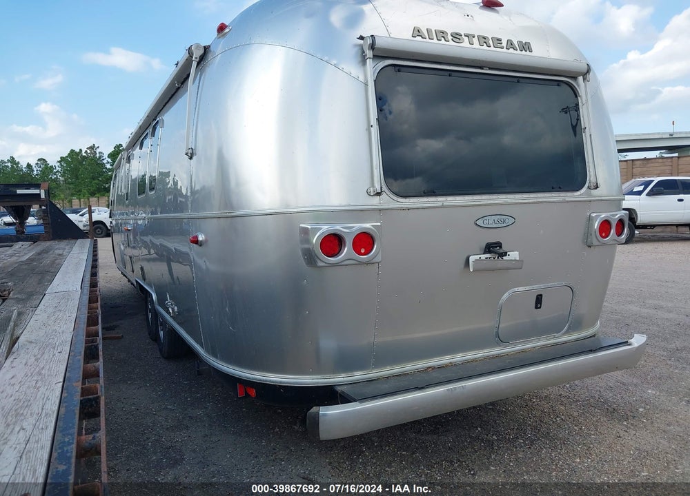 2018 AIRSTREAM CLASSIC 33 VIN: 1STVBYT25JJ539884