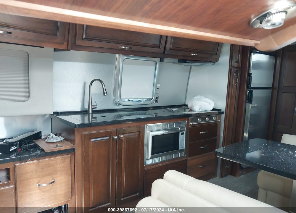 2018 AIRSTREAM CLASSIC 33 VIN: 1STVBYT25JJ539884