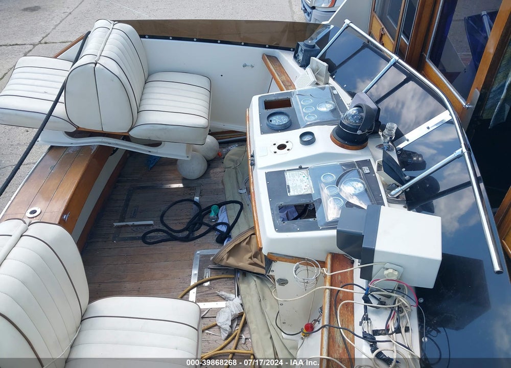 1977 EGG HARBOR CABIN CRUISER VIN: EGG33638M77H