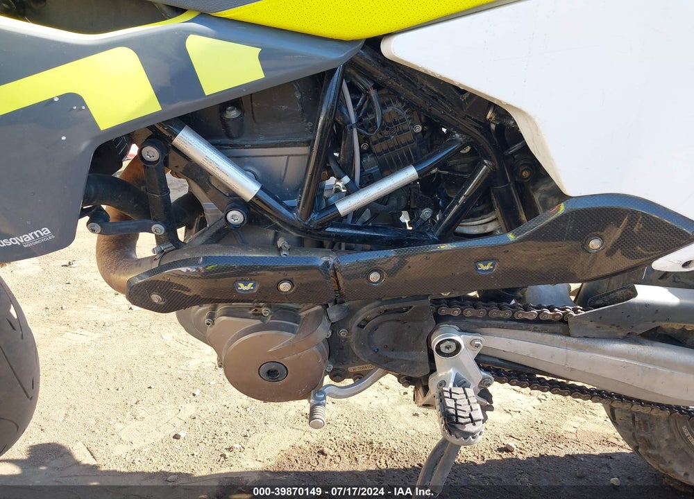 2021 HUSQVARNA SUPERMOTO 701 VIN: VBKUSV402MM710601