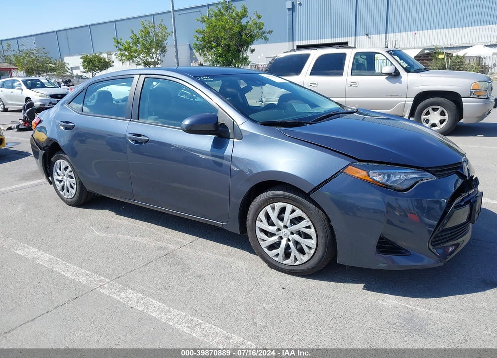 2018 TOYOTA COROLLA LE VIN: 5YFBURHE1JP800850