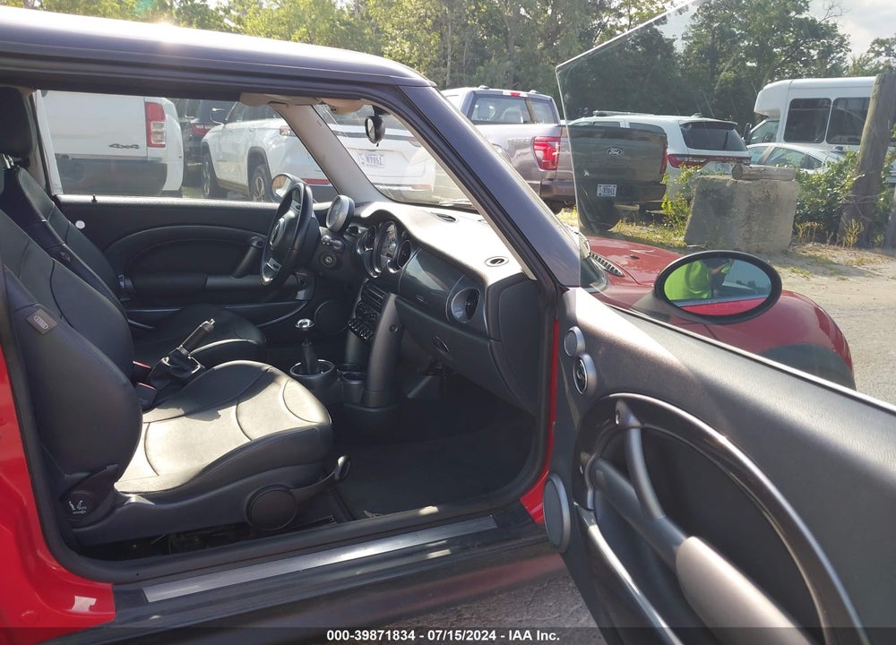2004 MINI COOPER S VIN: WMWRE334X4TD87850