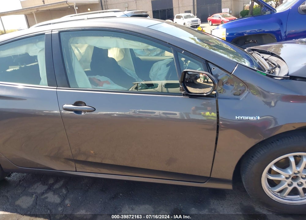 2018 TOYOTA PRIUS VIN: JTDKBRFUXJ3588975