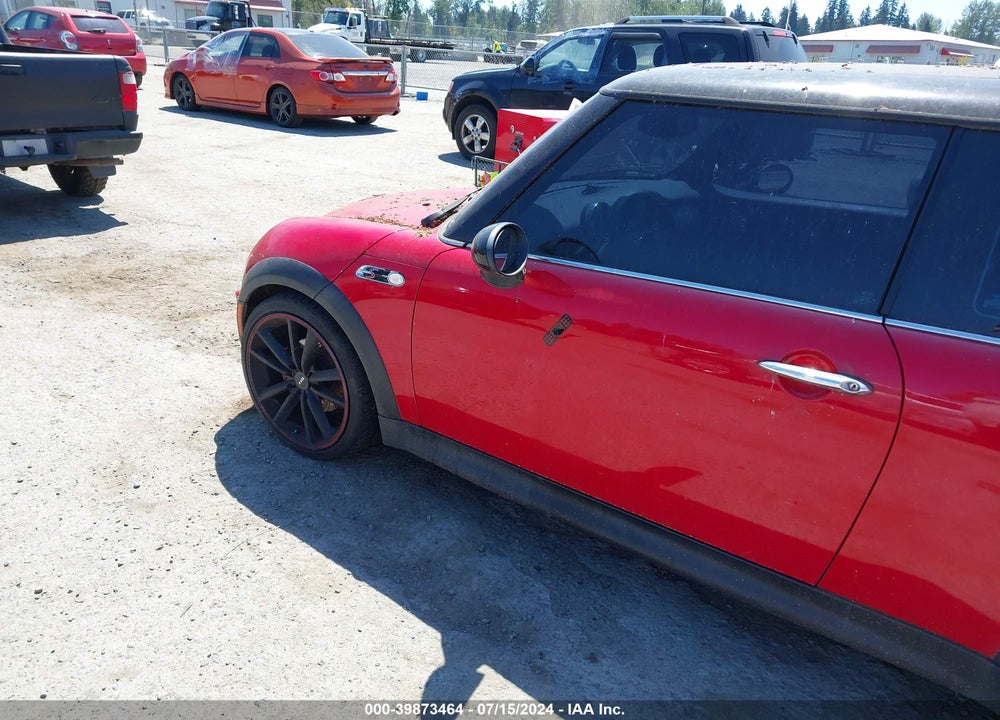 2005 MINI COOPER S VIN: WMWRE334X5TD92032