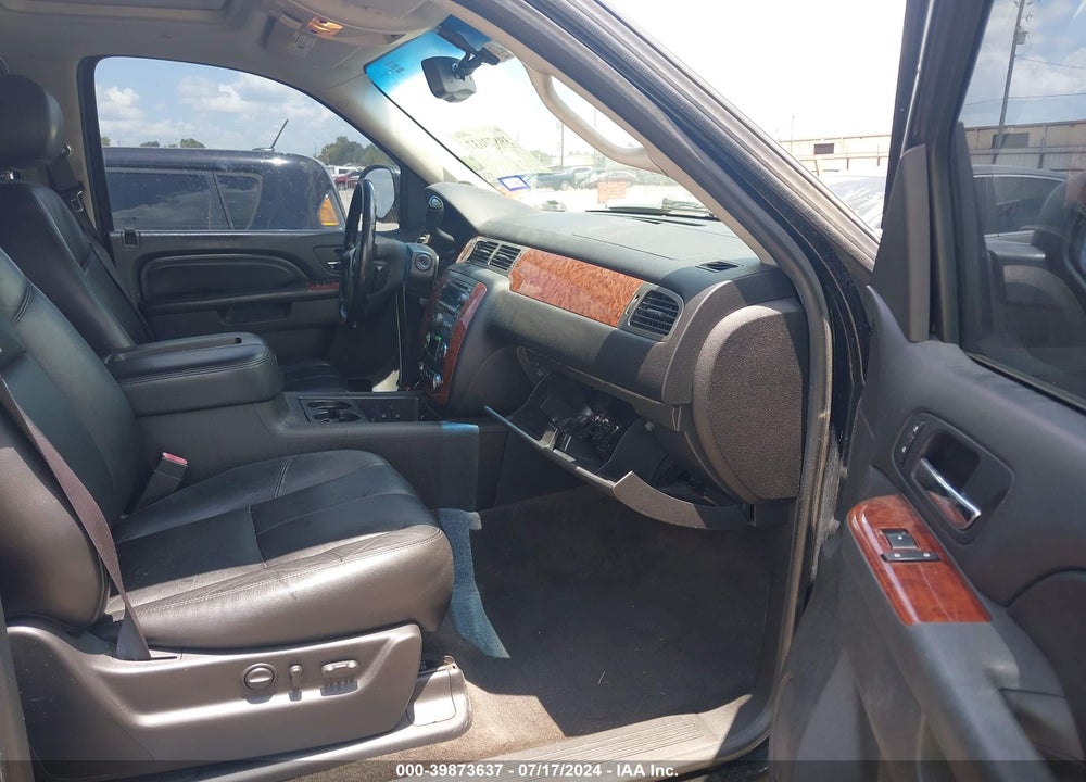 2014 CHEVROLET SUBURBAN 1500 LT VIN: 1GNSCJE09ER206927