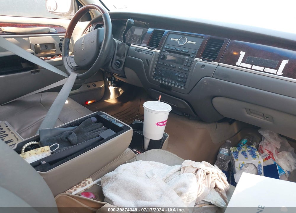 2010 LINCOLN TOWN CAR SIGNATURE LIMITED VIN: 2LNBL8CV5AX623828
