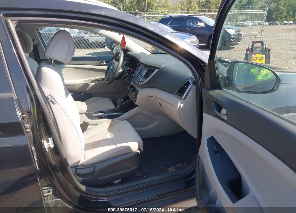 2017 HYUNDAI TUCSON SE VIN: KM8J33A49HU381376