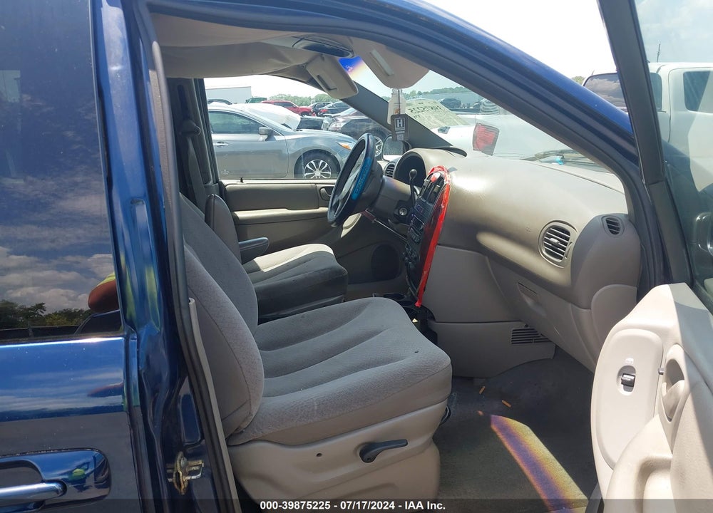 2002 CHRYSLER TOWN & COUNTRY LX VIN: 2C4GP44392R640027