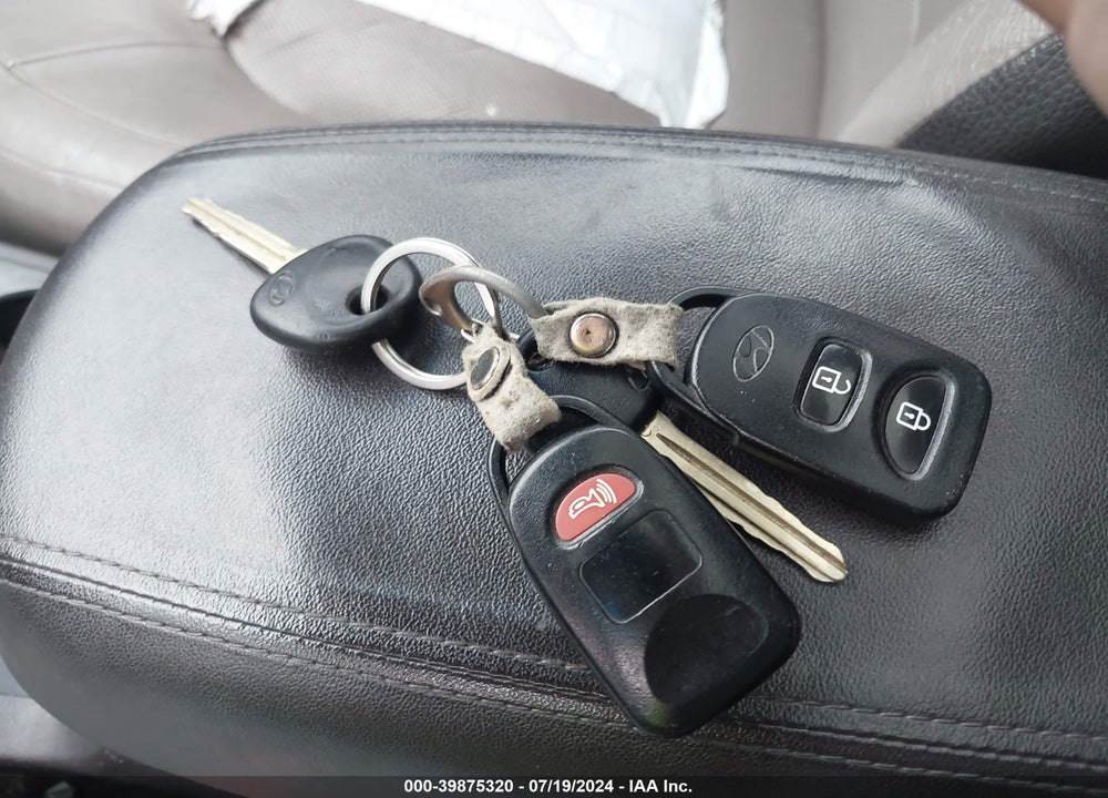 2010 HYUNDAI TUCSON LIMITED VIN: KM8JU3AC0AU020676