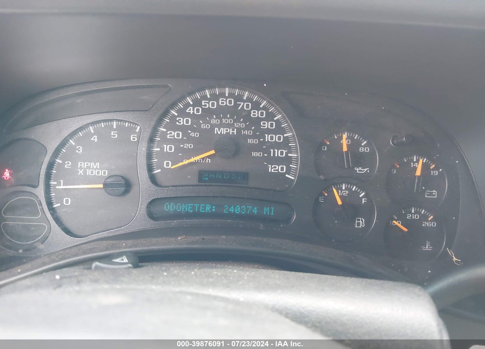 2005 CHEVROLET SUBURBAN 1500 LS VIN: 3GNEC16Z05G227515