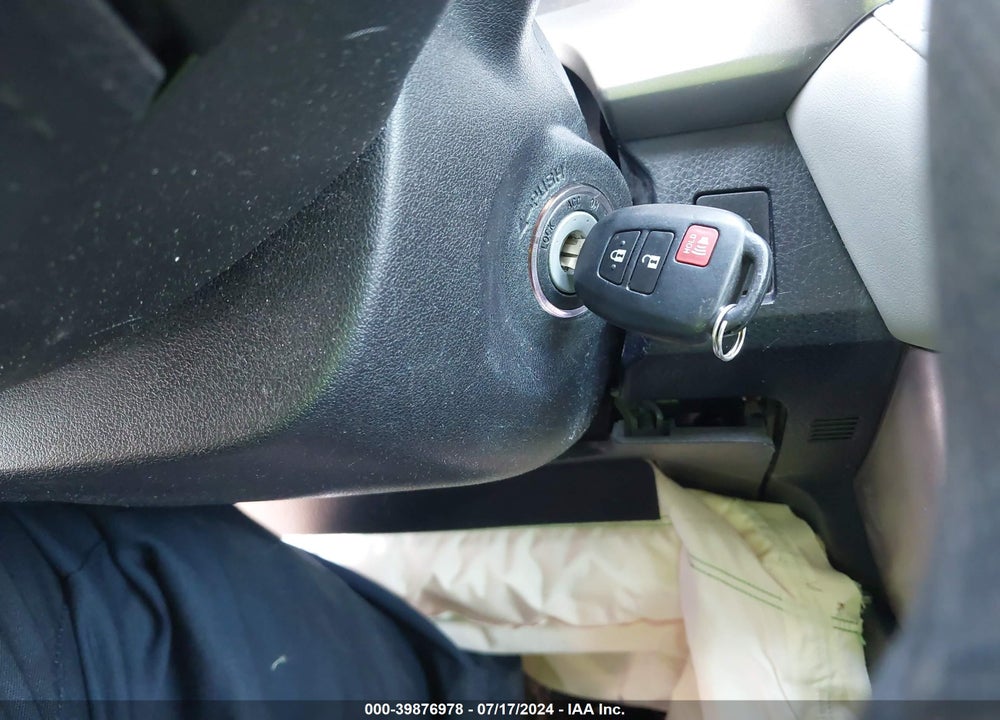 2015 TOYOTA RAV4 XLE VIN: 2T3WFREV8FW202591