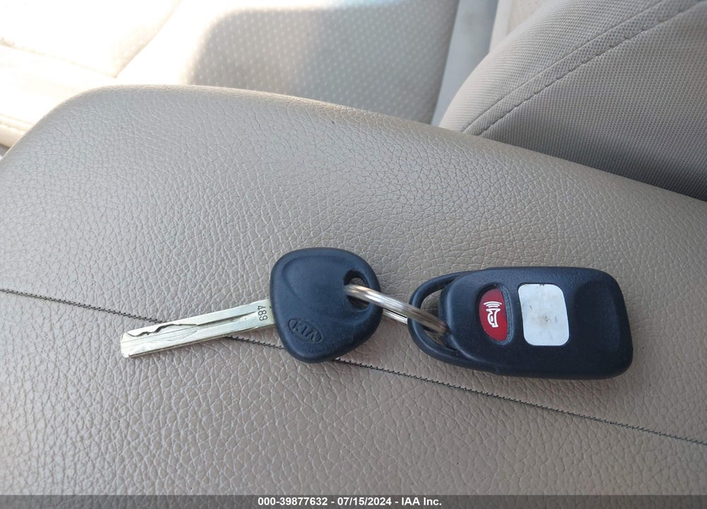 2011 KIA SORENTO LX V6 VIN: 5XYKTDA2XBG060582