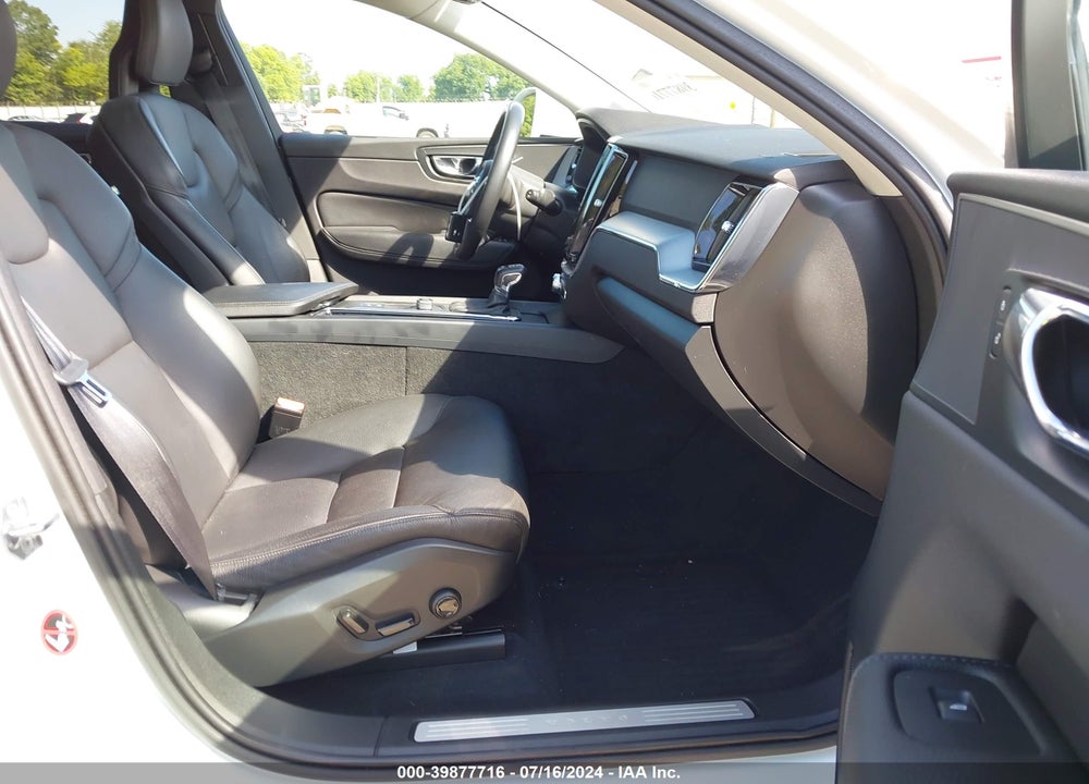 2018 VOLVO XC60 T5 MOMENTUM VIN: YV4102RK2J1045924