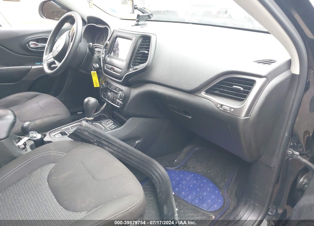 2019 JEEP CHEROKEE LATITUDE FWD VIN: 1C4PJLCB0KD393004