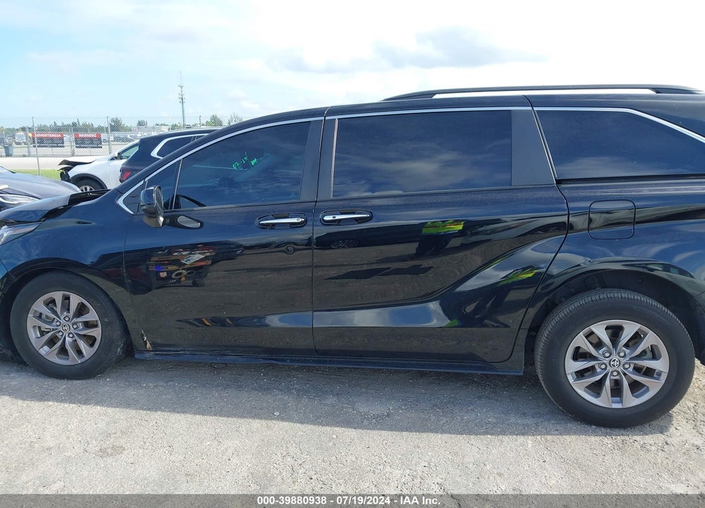 2022 TOYOTA SIENNA XLE VIN: 5TDYRKEC0NS107867