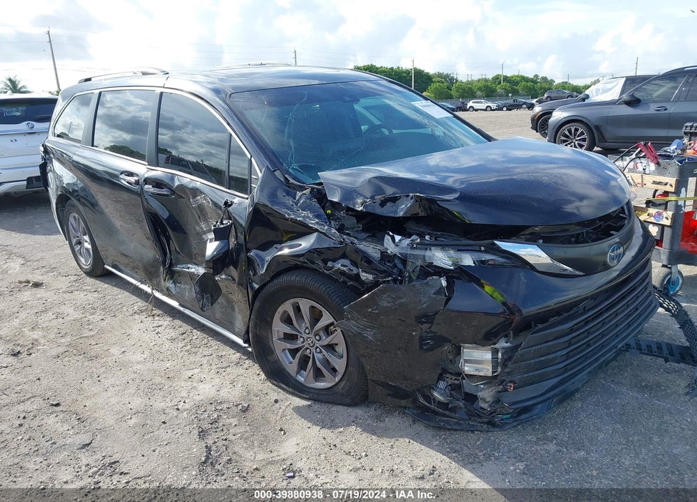 2022 TOYOTA SIENNA XLE VIN: 5TDYRKEC0NS107867
