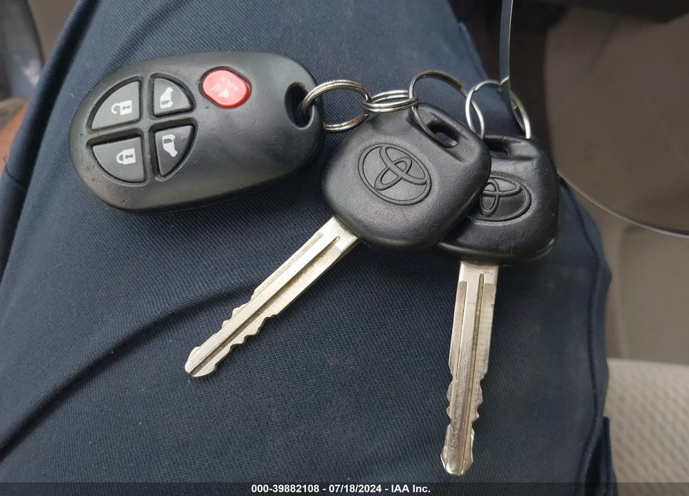 2013 TOYOTA SIENNA LE V6 8 PASSENGER VIN: 5TDKK3DC6DS376441