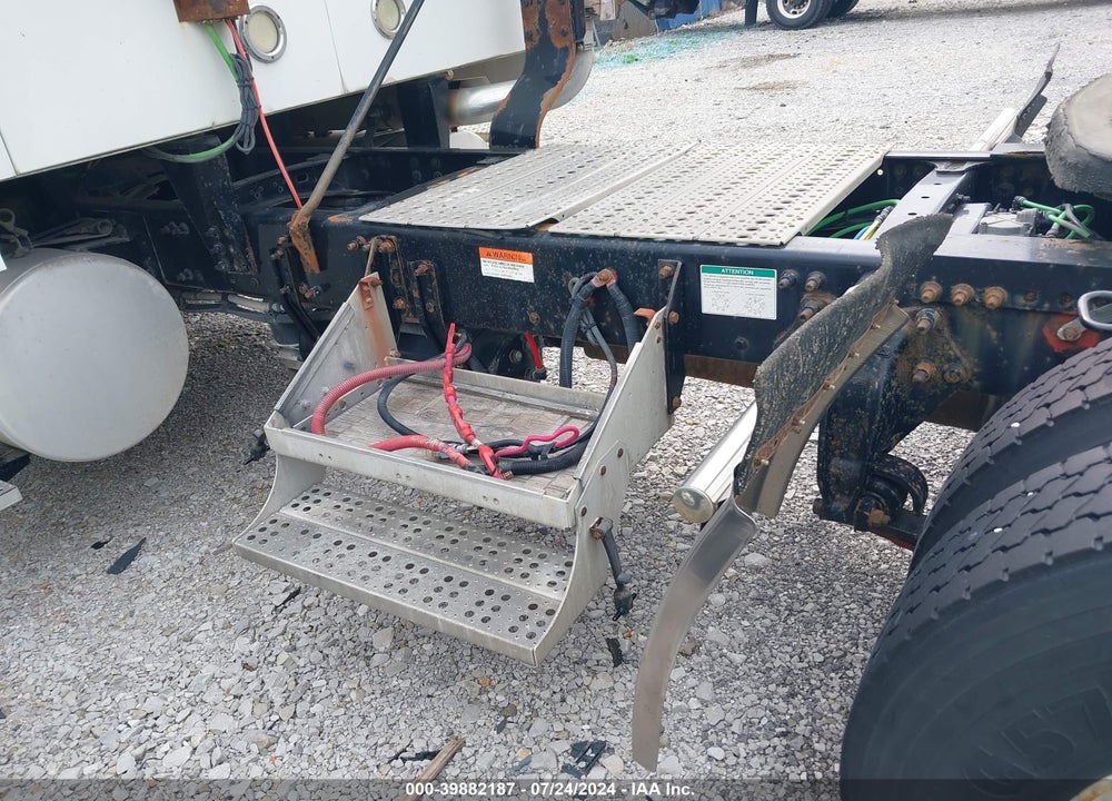 2007 STERLING TRUCK L 8500 VIN: 2FWBAWDJ27AY22910