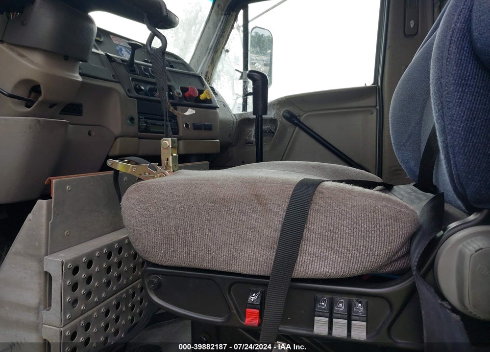 2007 STERLING TRUCK L 8500 VIN: 2FWBAWDJ27AY22910