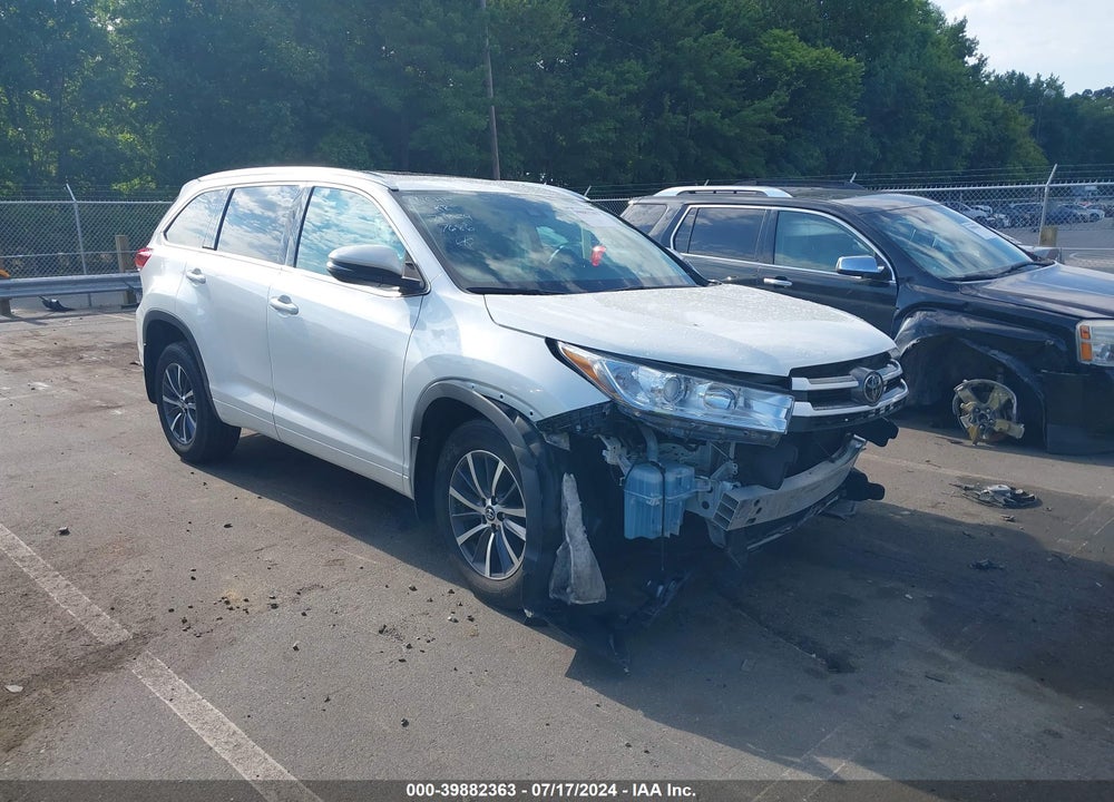 2017 TOYOTA HIGHLANDER XLE VIN: 5TDJZRFH2HS457686