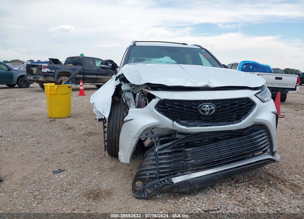 2022 TOYOTA HIGHLANDER XSE VIN: 5TDLZRBH3NS246099