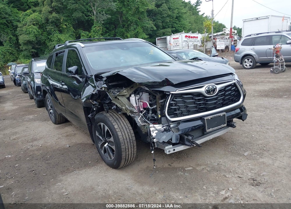 2023 TOYOTA HIGHLANDER XLE VIN: 5TDKDRBH5PS524403