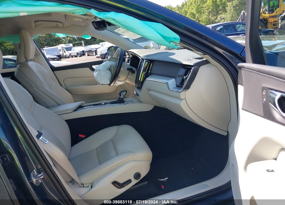2019 VOLVO XC60 T5 MOMENTUM VIN: LYV102RK8KB358456