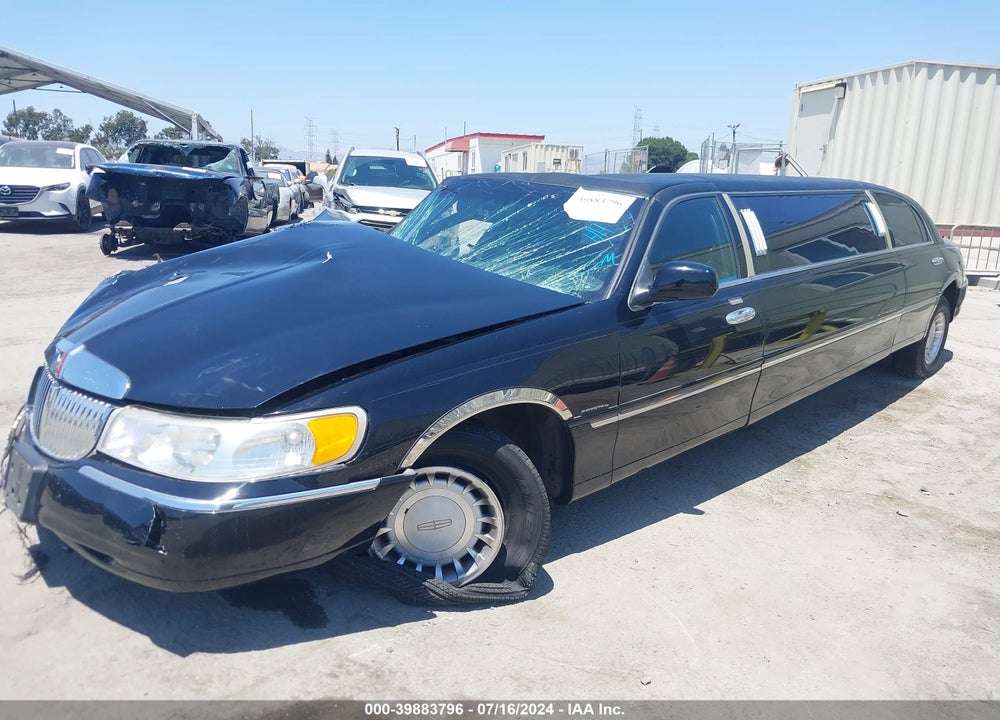 2000 LINCOLN TOWN CAR SIGNATURE VIN: 1L1FM81WXYY863396