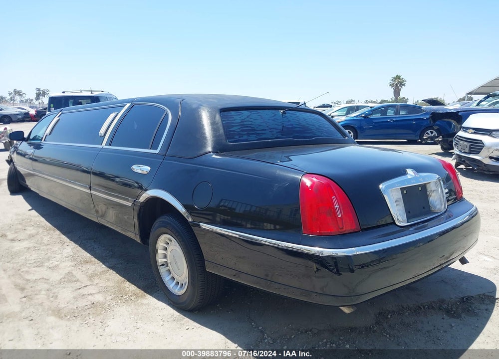 2000 LINCOLN TOWN CAR SIGNATURE VIN: 1L1FM81WXYY863396