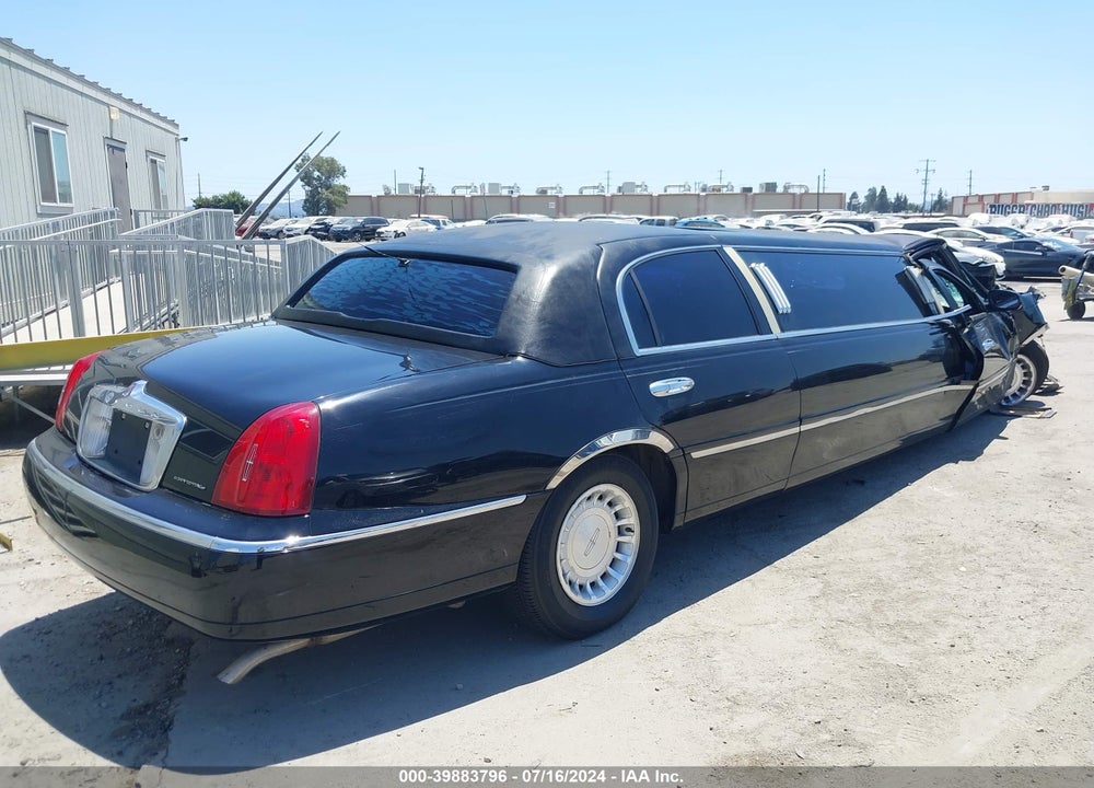 2000 LINCOLN TOWN CAR SIGNATURE VIN: 1L1FM81WXYY863396
