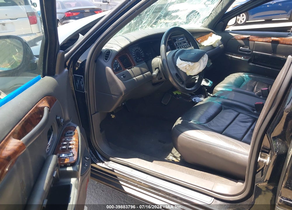 2000 LINCOLN TOWN CAR SIGNATURE VIN: 1L1FM81WXYY863396
