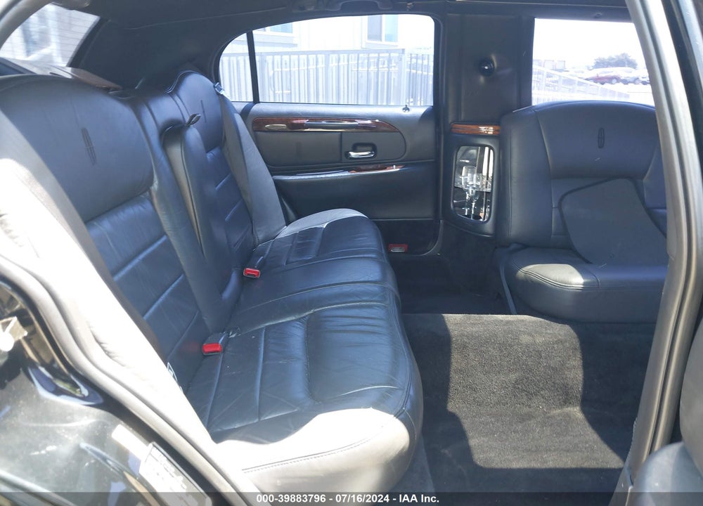 2000 LINCOLN TOWN CAR SIGNATURE VIN: 1L1FM81WXYY863396