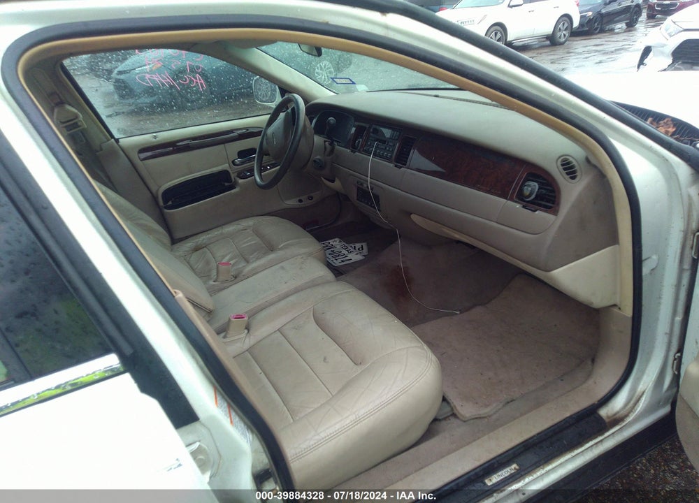 2000 LINCOLN TOWN CAR EXECUTIVE VIN: 1LNHM81W7YY846384