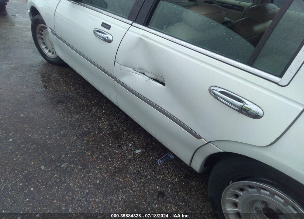 2000 LINCOLN TOWN CAR EXECUTIVE VIN: 1LNHM81W7YY846384