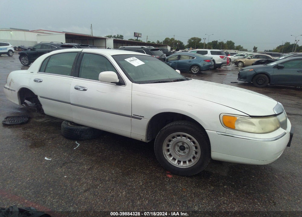 2000 LINCOLN TOWN CAR EXECUTIVE VIN: 1LNHM81W7YY846384