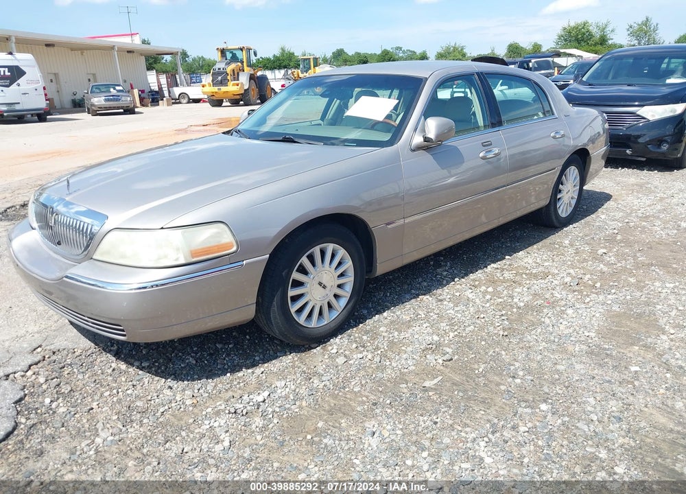 2003 LINCOLN TOWN CAR SIGNATURE VIN: 1LNHM82W93Y674706